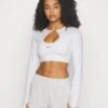 Nike Performance Bra Crop - T-Shirt À Manches Longues - White/Black -Mode Soldes 225f8d225cae4af19f7d3aa312a26dff