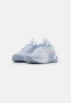 Nike Performance Metcon 8 - Chaussures Fitness - Football Grey/White/Blue Whisper/Med Soft Pink/Hyper Royal/Light Crimson -Mode Soldes 24c3c93bf76a4b1eb10bd9b25395570a