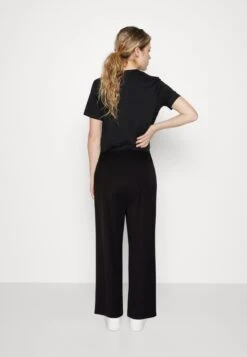 Even&Odd Tailored Wide Leg Culotte - Pantalon Classique - Black -Mode Soldes 5650d987be224bf692956f0b8687808b