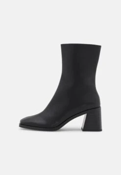 Monki Bottines - Black Dark -Mode Soldes 7dc22e5eeaa9445f9cfc1902774553ee