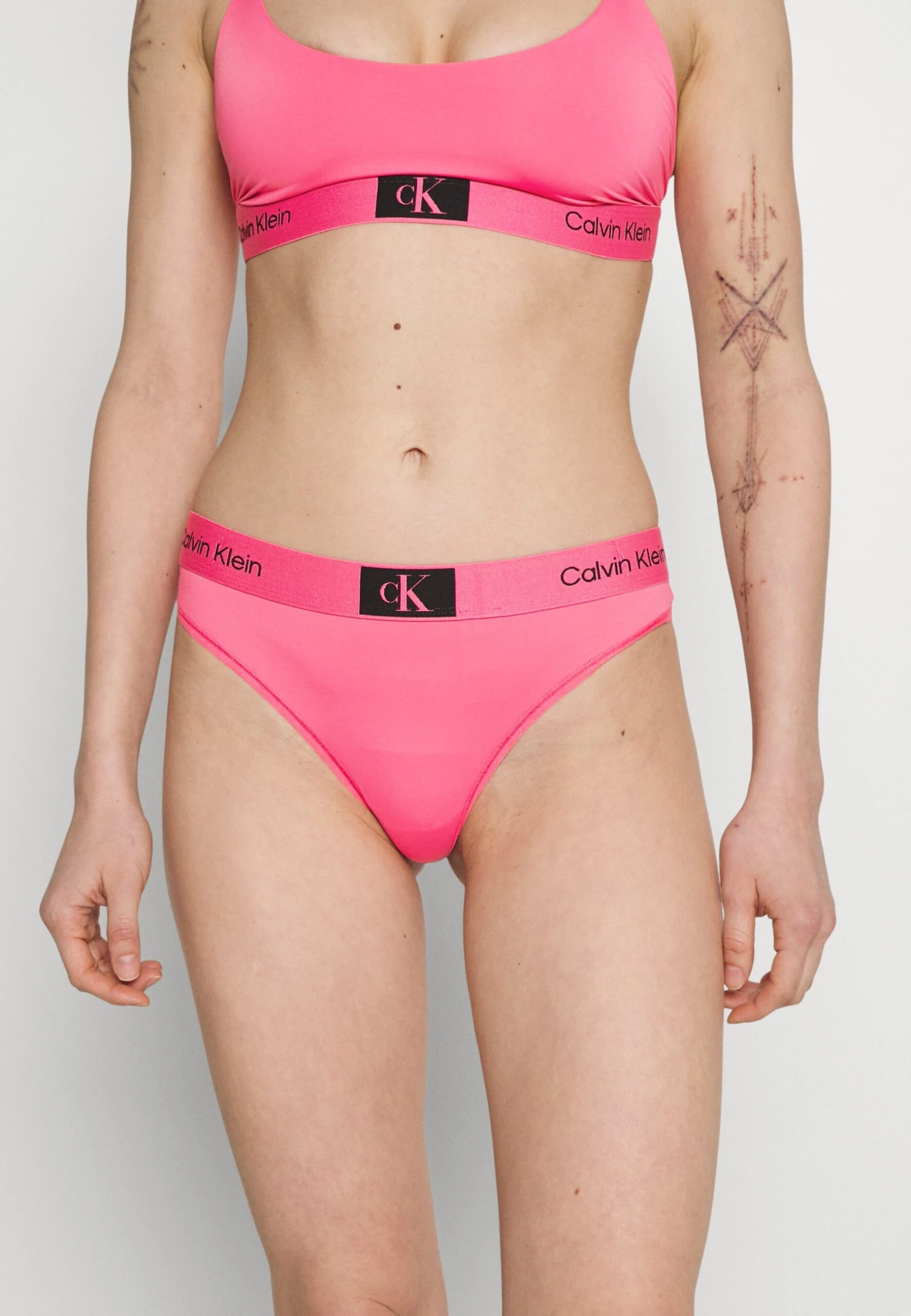 CALVIN KLEIN UNDERWEAR Modern Thong - String - Cerise Lipstick 3 CALVIN KLEIN UNDERWEAR Modern Thong - String - Cerise Lipstick